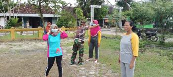 Jelang Latihan, Satgas TMMD 110 Bojonegoro Bagikan Masker